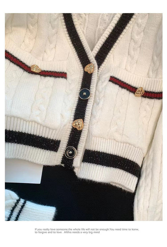 EB | Kurze Strickjacke Elegant und Modern Kontrastdetails