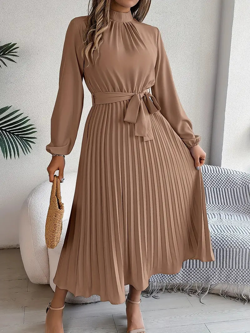 EB | Schlichtes Kleid mit Stehkragen und Plissiertem Gürtel