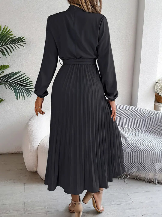 EB | Schlichtes Kleid mit Stehkragen und Plissiertem Gürtel