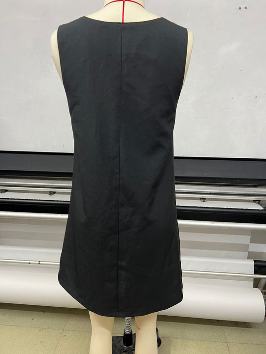 EB | Ärmelloses Kleid mit Rundhalsausschnitt und Weste mit Knöpfen