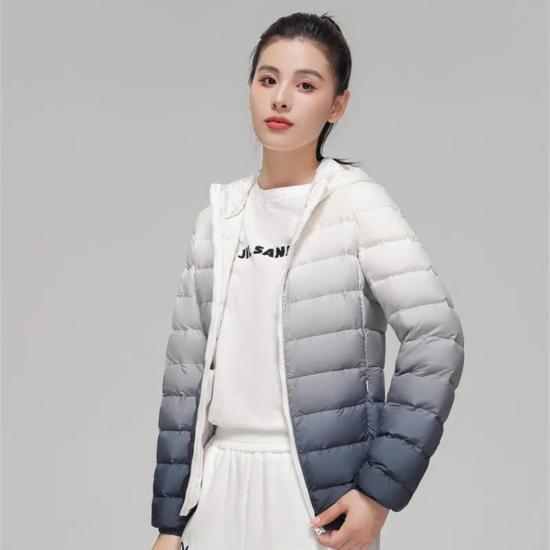 EB | Leichte Daunenjacke mit farbverlaufender Kapuze