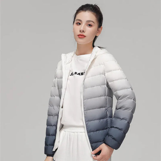 EB | Leichte Daunenjacke mit farbverlaufender Kapuze