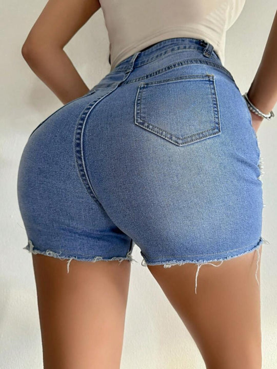 EB | Zerrissene Denim-Shorts mit hoher Taille und handgefertigter Perlenkette für Damen