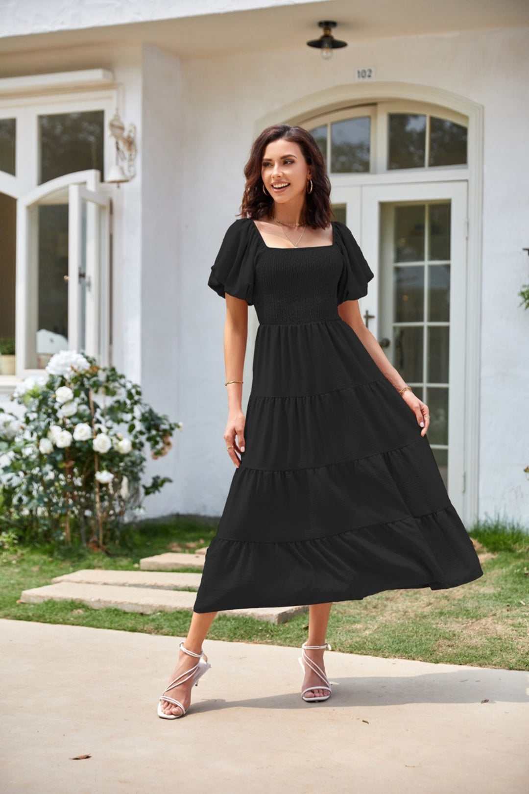 EB | Plissee-Kleid mit quadratischem Ausschnitt und Neckholder-Blasenärmeln