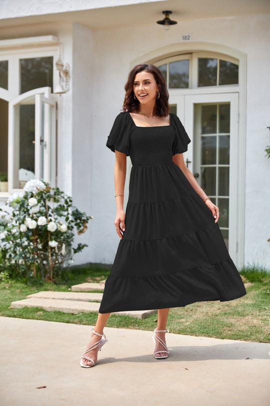 EB | Plissee-Kleid mit quadratischem Ausschnitt und Neckholder-Blasenärmeln