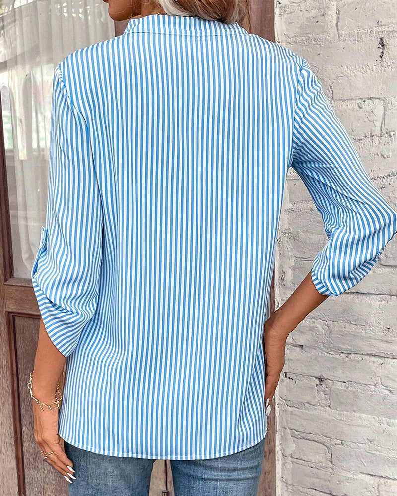 EB | Gestreiftes Shirt mit V-Ausschnitt und Brusttasche