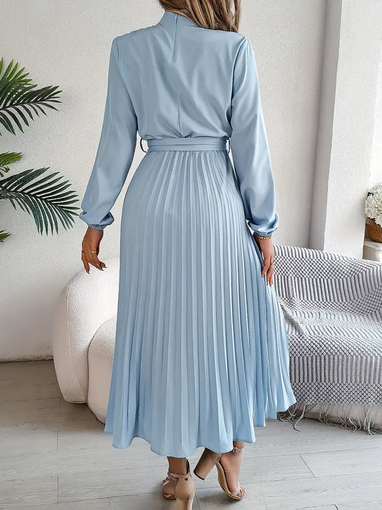 EB | Schlichtes Kleid mit Stehkragen und Plissiertem Gürtel