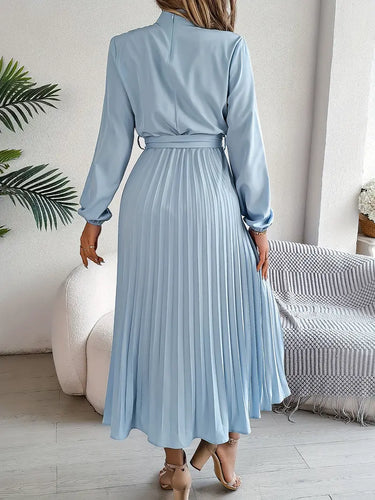 EB | Schlichtes Kleid mit Stehkragen und Plissiertem Gürtel