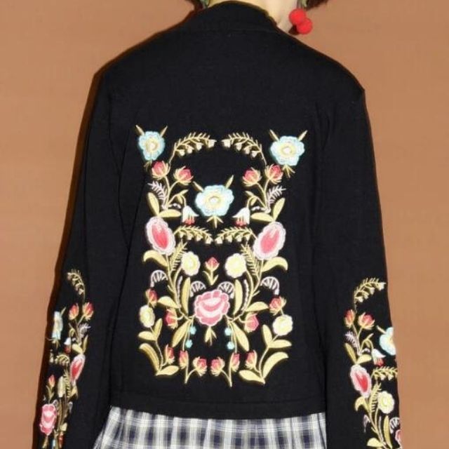 EB | Gestickter Blumenpullover