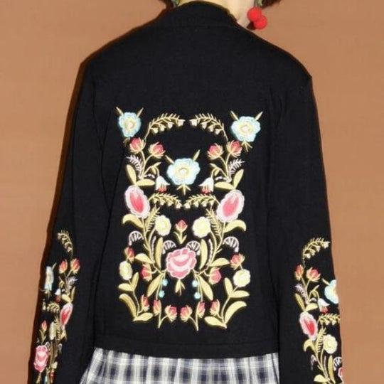 EB | Gestickter Blumenpullover