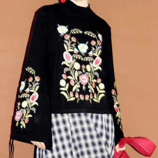 EB | Gestickter Blumenpullover