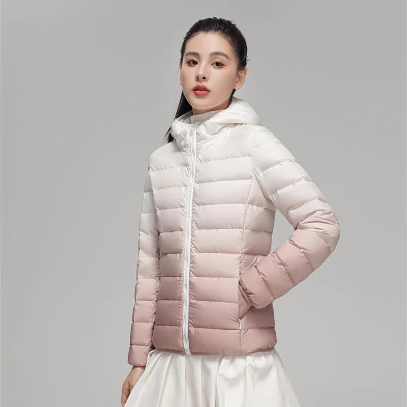EB | Leichte Daunenjacke mit farbverlaufender Kapuze