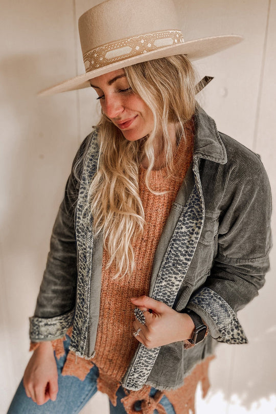 EB | Samtjacke mit Tierdruck Details Stilvoll und Einzigartig Ideal für Den Alltag