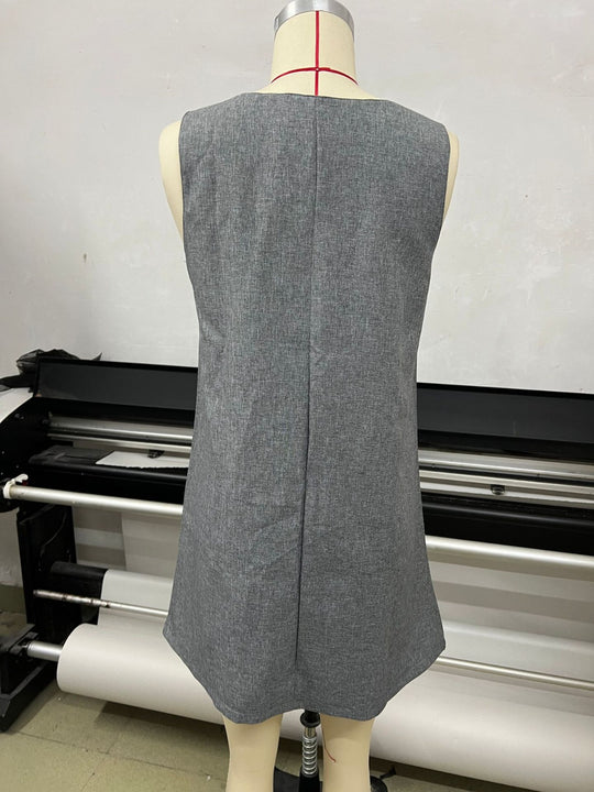 EB | Ärmelloses Kleid mit Rundhalsausschnitt und Weste mit Knöpfen