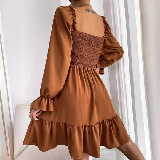 EB | Paralleles Krepp genähtes Kleid mit Rüschensaum
