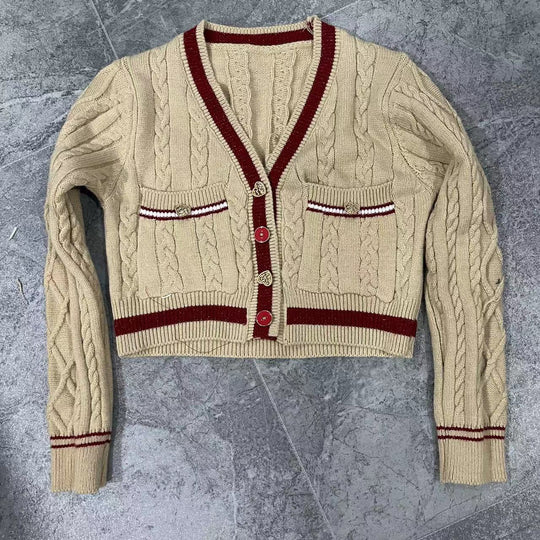 EB | Kurze Strickjacke Elegant und Modern Kontrastdetails