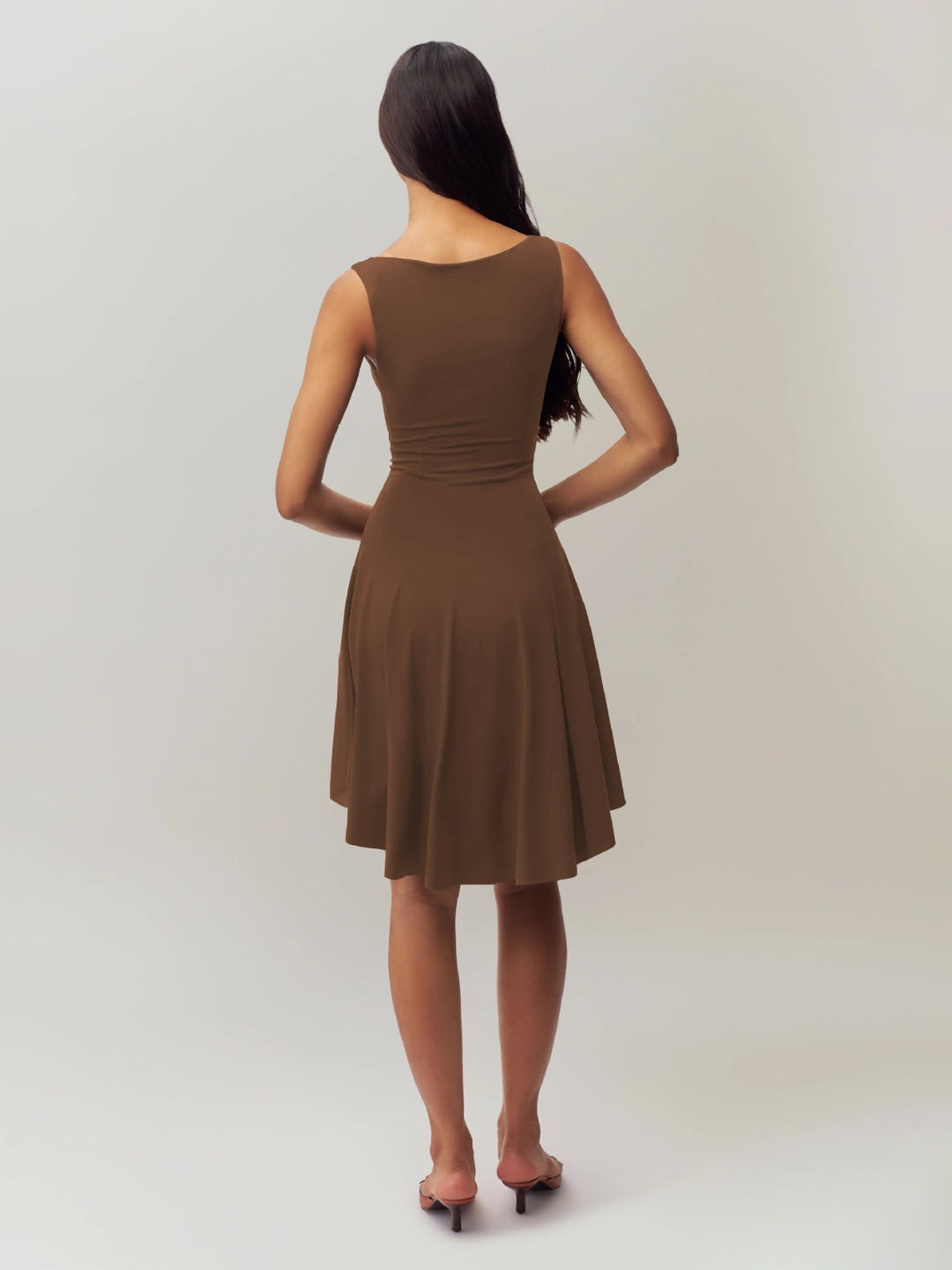 EB | Ärmelloses Kleid mit Kragen