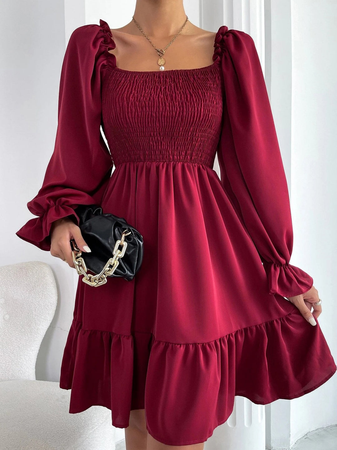 EB | Paralleles Krepp genähtes Kleid mit Rüschensaum