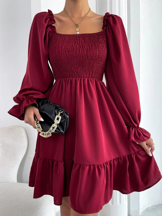 EB | Paralleles Krepp genähtes Kleid mit Rüschensaum