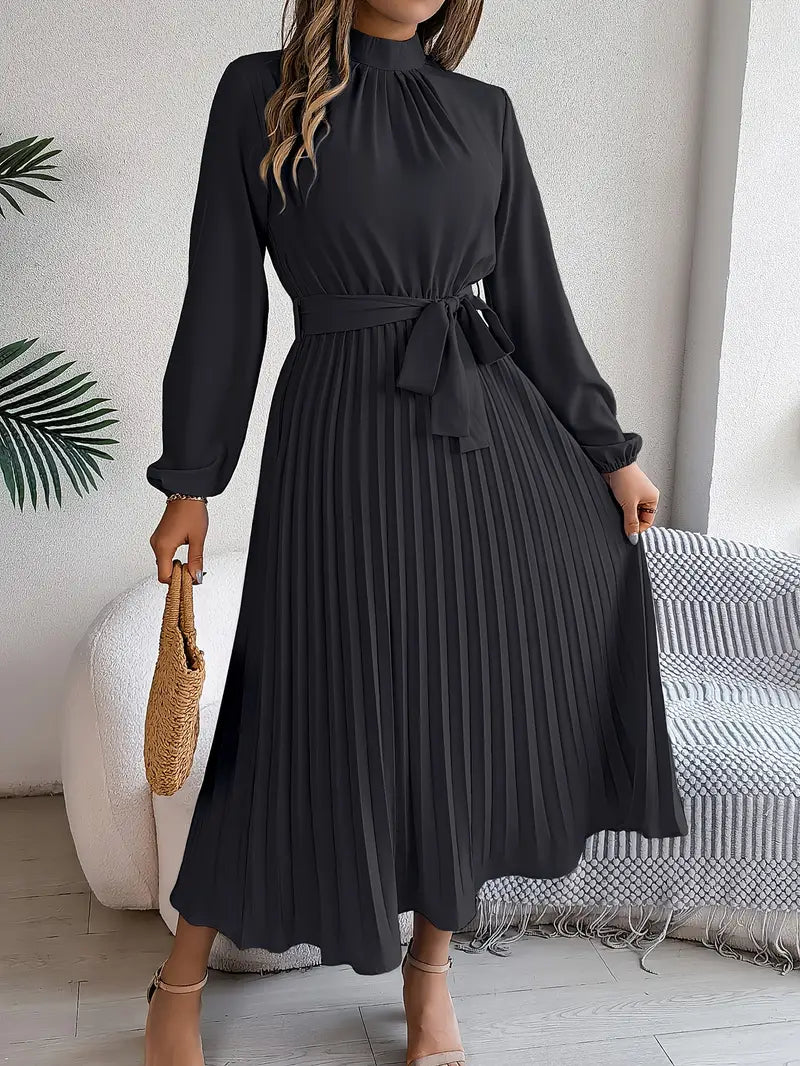 EB | Schlichtes Kleid mit Stehkragen und Plissiertem Gürtel