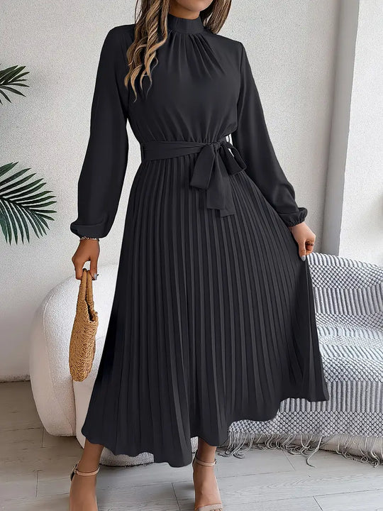 EB | Schlichtes Kleid mit Stehkragen und Plissiertem Gürtel