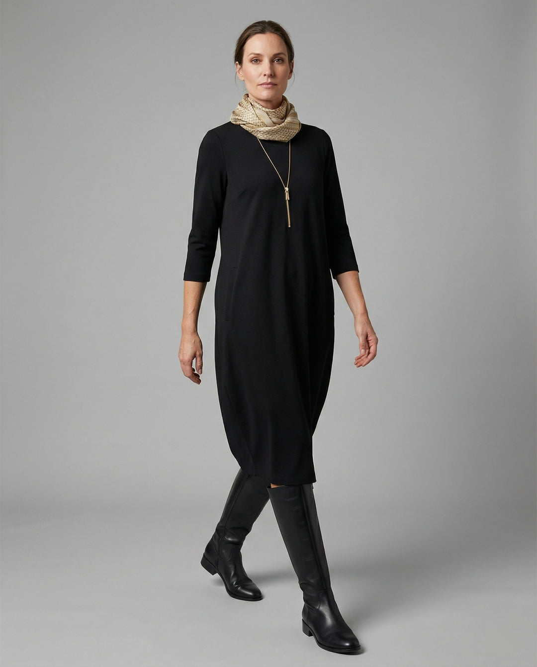 EB | Einfarbiges Kleid mit Rundhalsausschnitt und Tasche