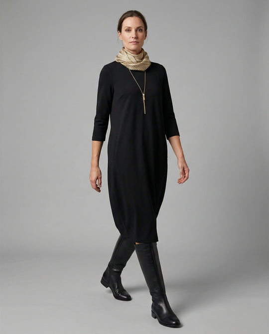 EB | Einfarbiges Kleid mit Rundhalsausschnitt und Tasche