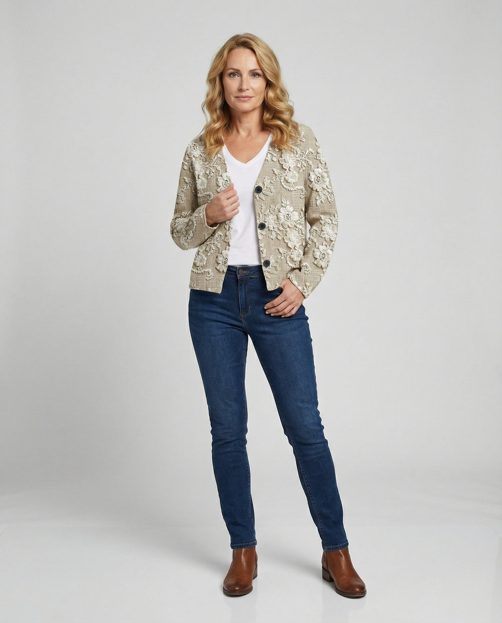 EB | Cardigan mit 3d Spitzen Knopfverschluss Romantisch und Lässig