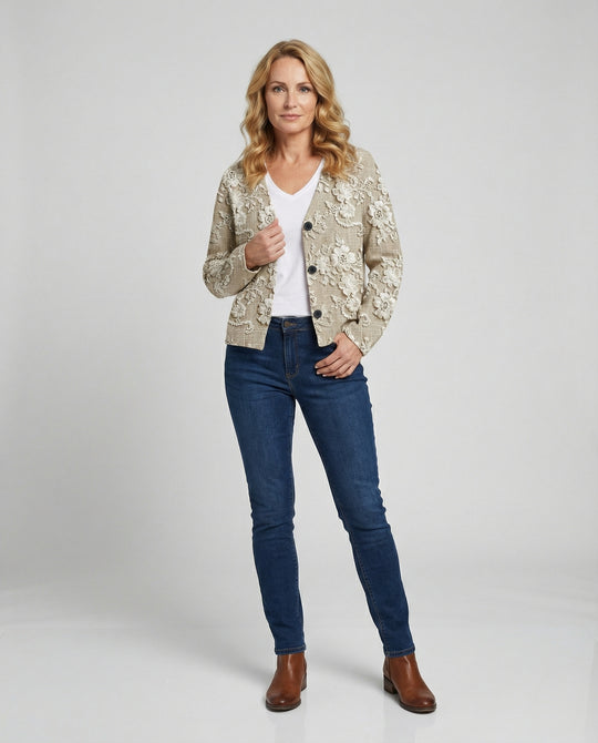 EB | Cardigan mit 3d Spitzen Knopfverschluss Romantisch und Lässig