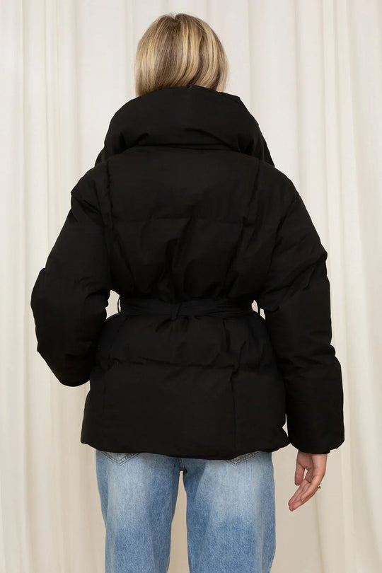 EB | Kurze Damenjacke mit Stehkragen und Taillierter Taille