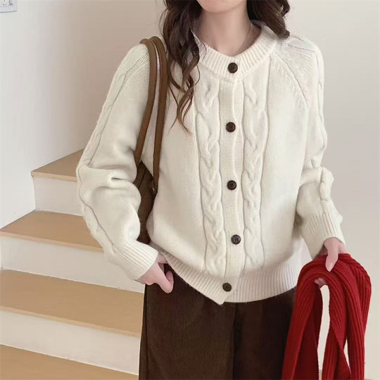 EB | Kabelstrickjacke mit Knöpfen