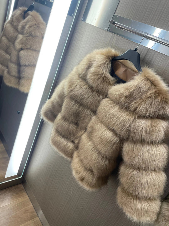 EB | Hochwertige Kunstfell Jacke Edles Design für Eleganz und Komfort