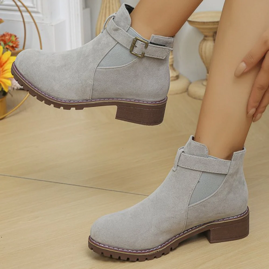 EB | Stiefeletten – Rauleder-Textur – Schnallenriemen – Blockabsatz – Rutschfeste Sohle