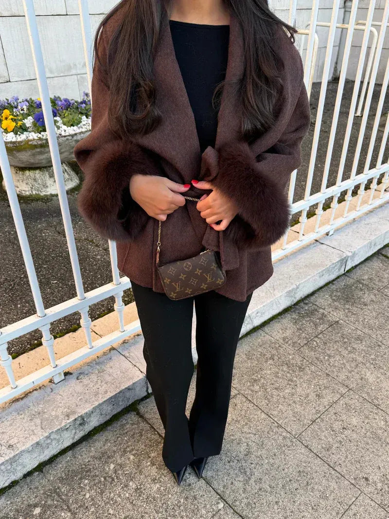 EB | Wollmantel mit Gürtel und Kunstfellmanschetten Elegante Kurze Wickeljacke
