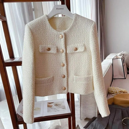 EB | Kurze Damenjacke aus Bouclestoff mit klassischem Design und Schmuckknöpfen
