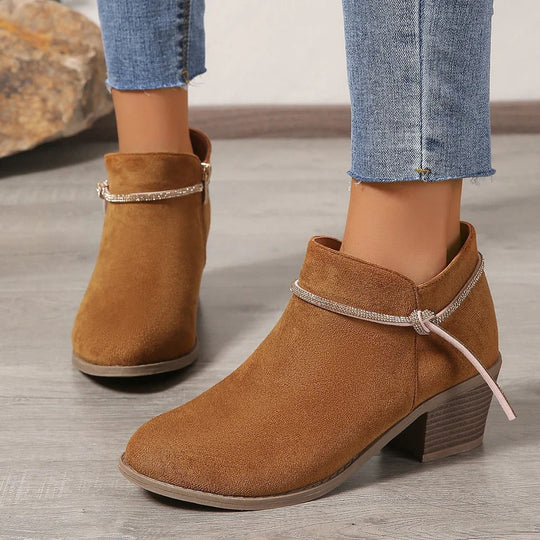 EB | Stiefeletten Wildleder Touch Dekoratives Ketten Detail Blockabsatz Reißverschlussverschluss