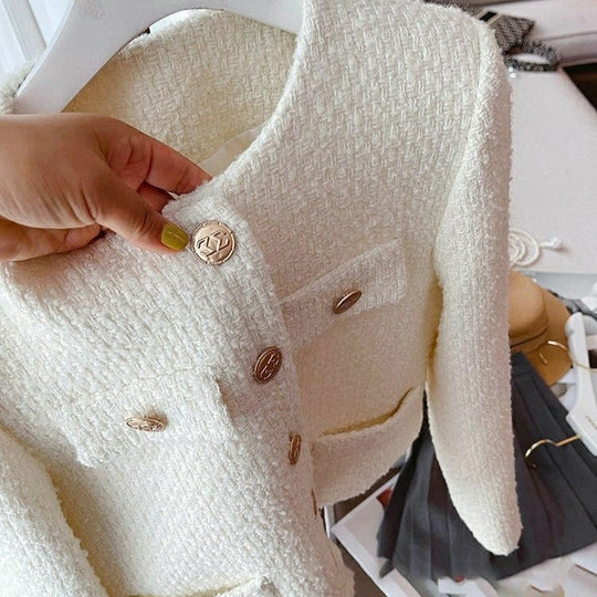 EB | Kurze Damenjacke aus Bouclestoff mit klassischem Design und Schmuckknöpfen