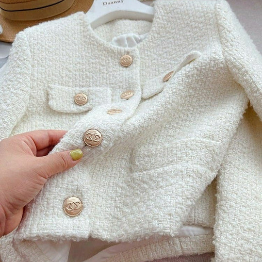 EB | Kurze Damenjacke aus Bouclestoff mit klassischem Design und Schmuckknöpfen