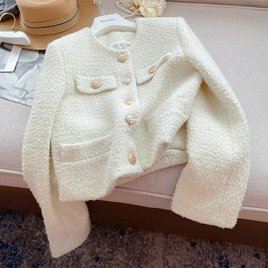 EB | Kurze Damenjacke aus Bouclestoff mit klassischem Design und Schmuckknöpfen