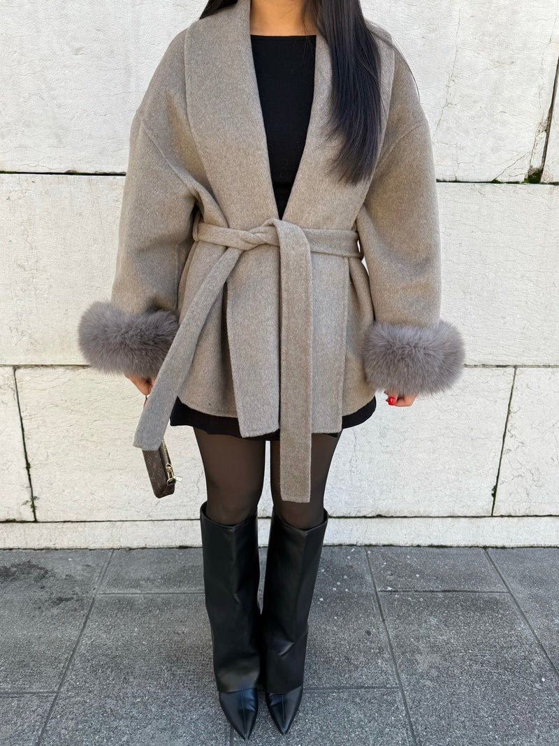 EB | Wollmantel mit Gürtel und Kunstfellmanschetten Elegante Kurze Wickeljacke