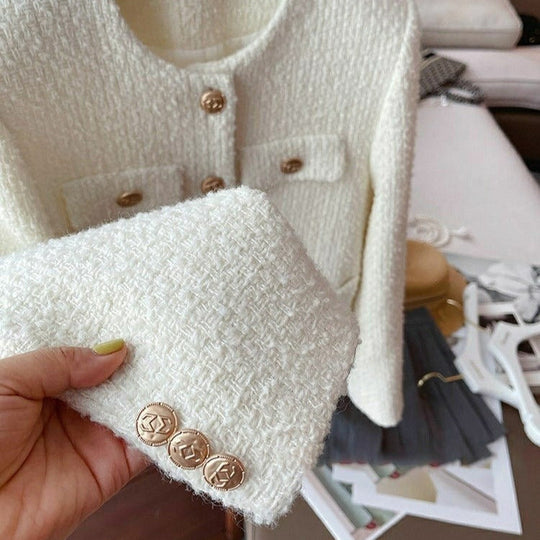 EB | Kurze Damenjacke aus Bouclestoff mit klassischem Design und Schmuckknöpfen