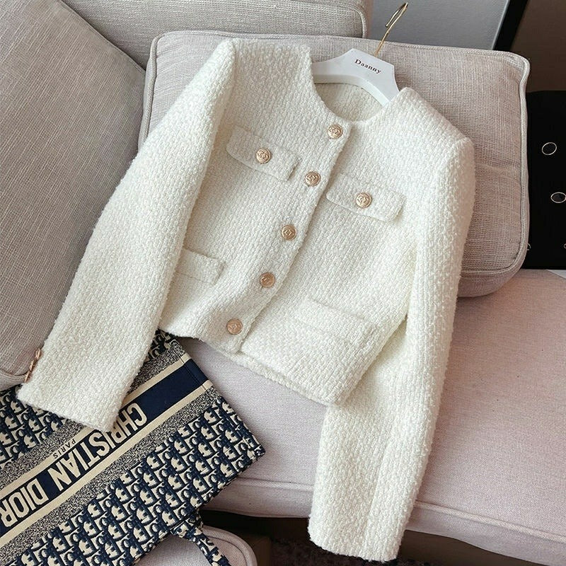 EB | Kurze Damenjacke aus Bouclestoff mit klassischem Design und Schmuckknöpfen