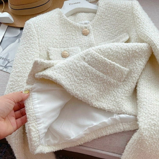 EB | Kurze Damenjacke aus Bouclestoff mit klassischem Design und Schmuckknöpfen