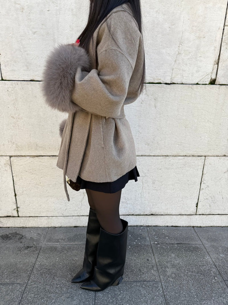 EB | Wollmantel mit Gürtel und Kunstfellmanschetten Elegante Kurze Wickeljacke