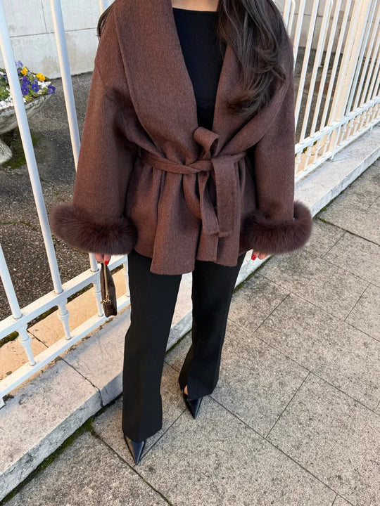 EB | Wollmantel mit Gürtel und Kunstfellmanschetten Elegante Kurze Wickeljacke