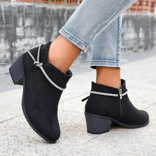 EB | Stiefeletten Wildleder Touch Dekoratives Ketten Detail Blockabsatz Reißverschlussverschluss