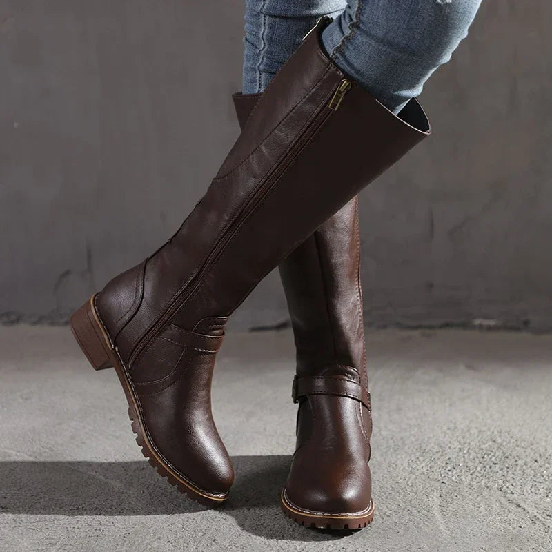 EB | Knielange Stiefel – Schmaler Schnitt – Schnallen-Detail – Lederähnliche Oberfläche – Profilsohle
