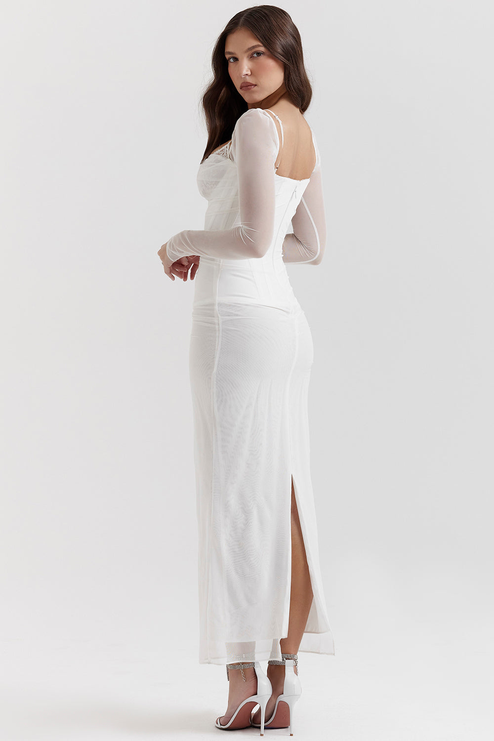 EB | Elegantes Maxikleid mit tiefem Ausschnitt und langen Ärmeln