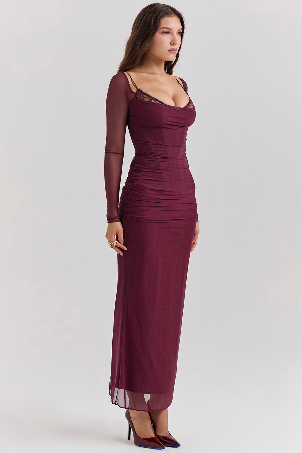 EB | Elegantes Maxikleid mit tiefem Ausschnitt und langen Ärmeln