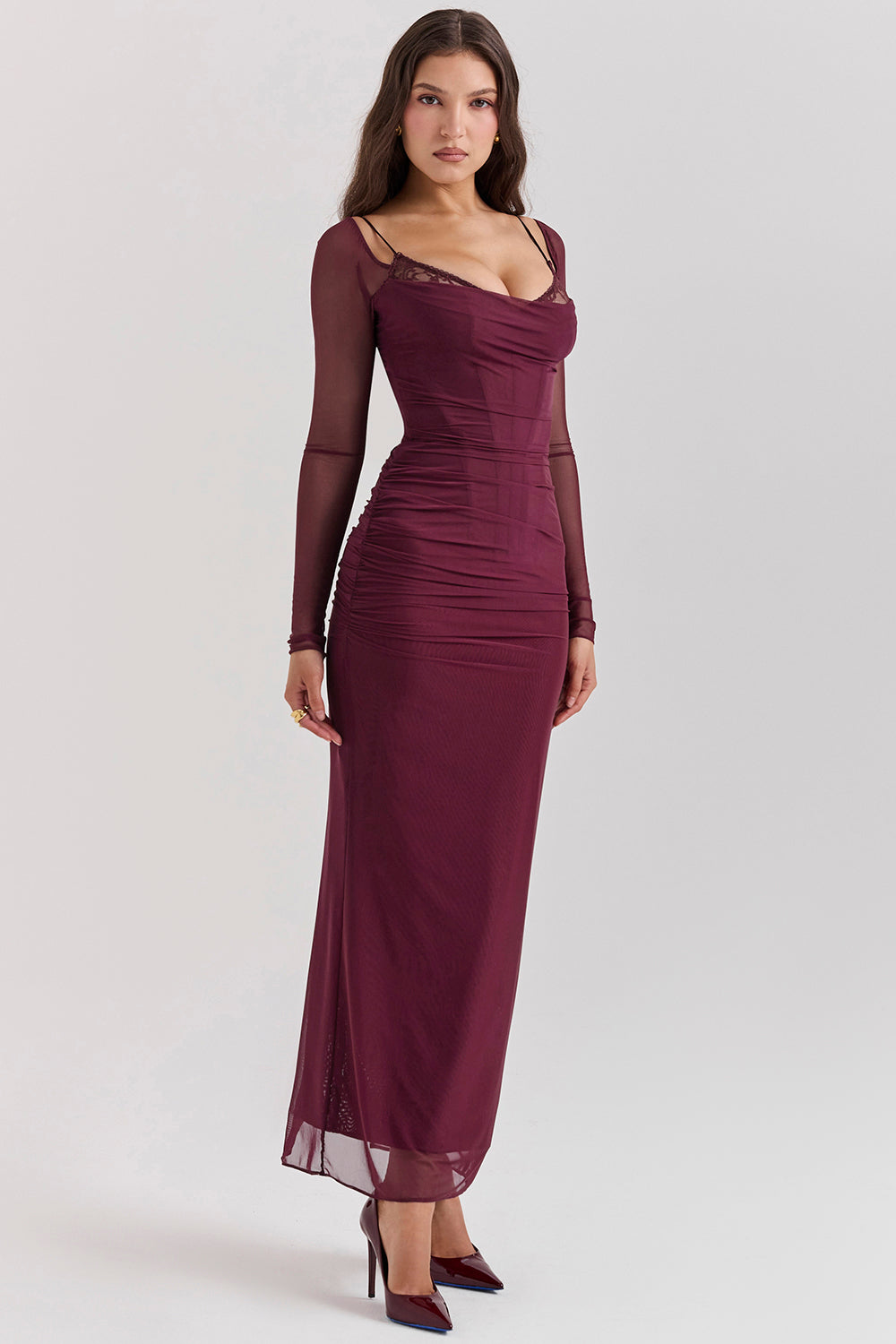 EB | Elegantes Maxikleid mit tiefem Ausschnitt und langen Ärmeln